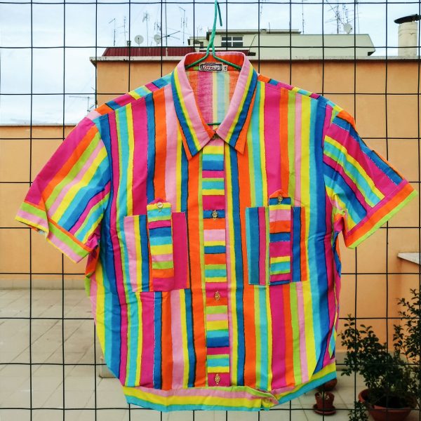 camicia multicolore anni '60 con sfondo di palazzi