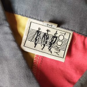 dettaglio di etichetta su camicia vintage anni '80