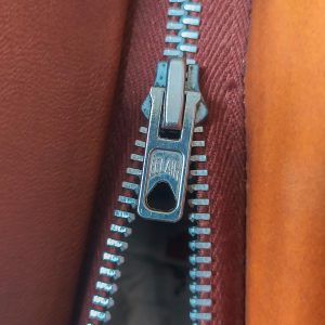 dettaglio di zip su borsa vintage anni '70