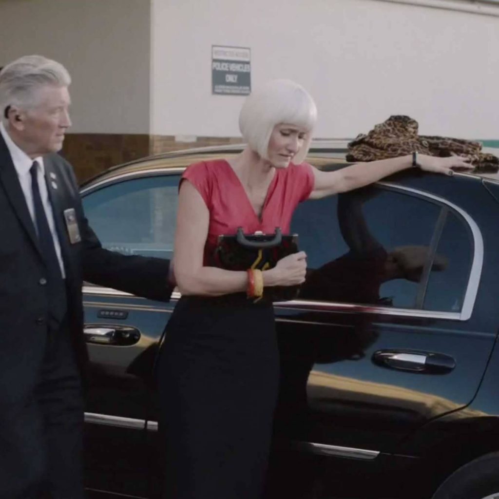 gli outfit di Diane in Twin Peaks il ritorno: la gonna a tubino nera nell'episodio 7