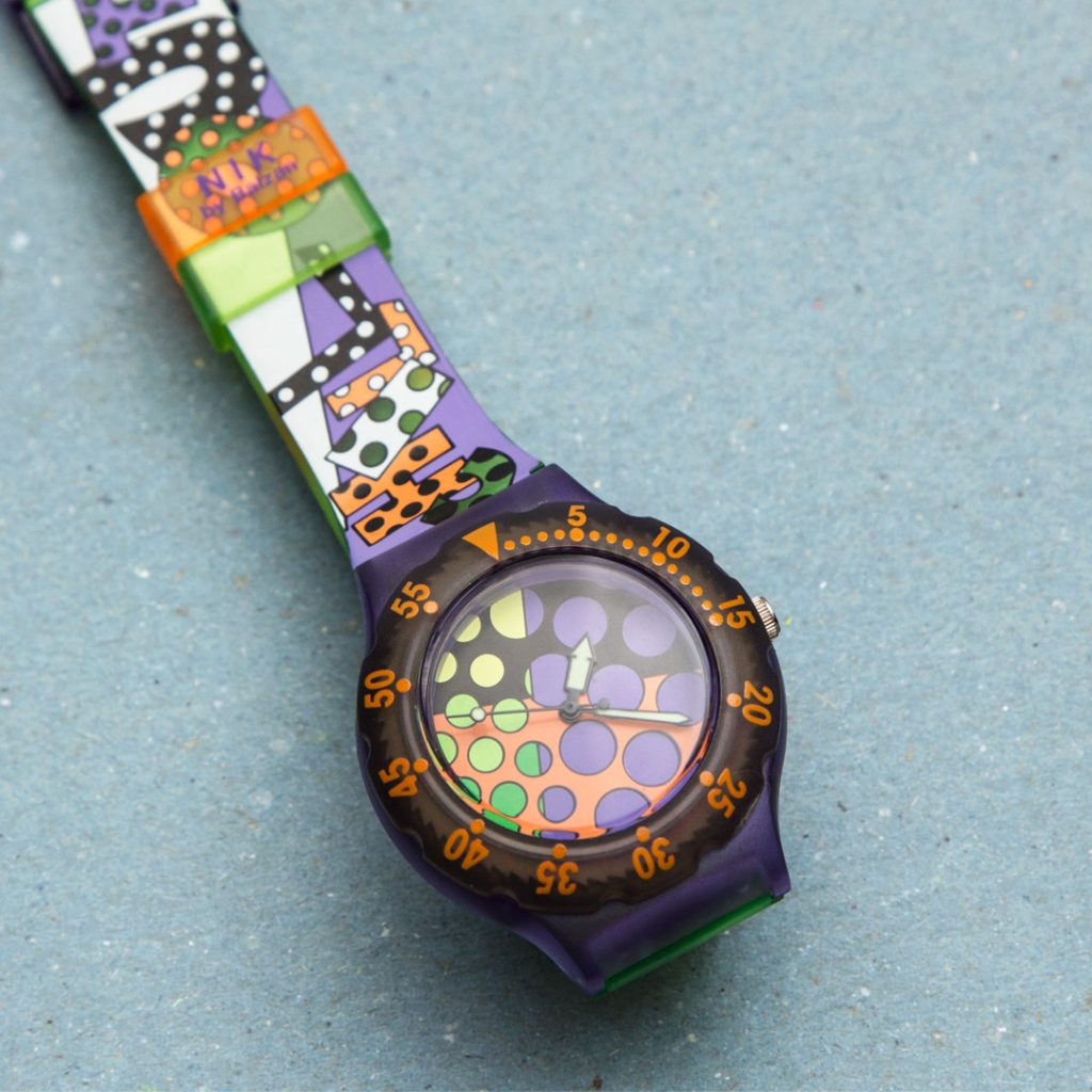 orologio tipo Swatch Scuba a pois viola, verde e bianco